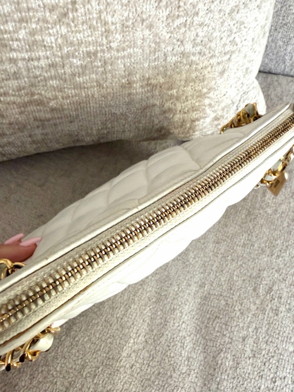 CHANEL Vintage White Bag - Picture 12 of 15